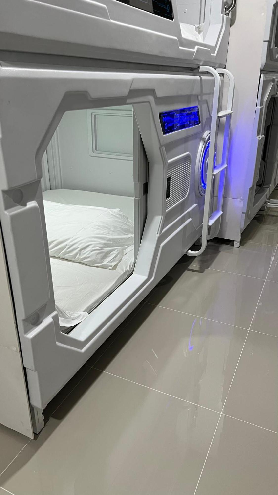 Kiwi Capsule Hotel Bangkok Ngoại thất bức ảnh