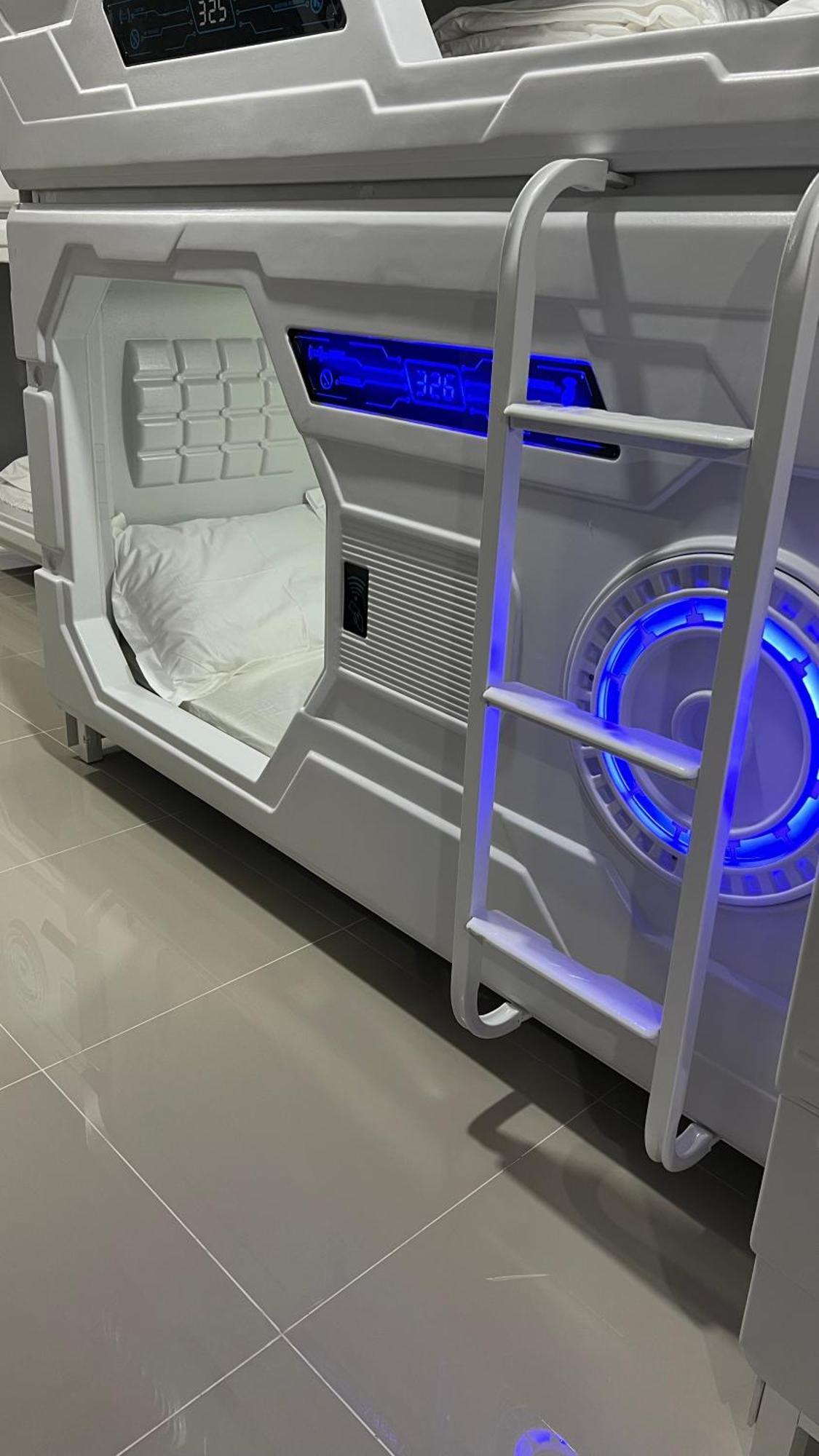 Kiwi Capsule Hotel Bangkok Ngoại thất bức ảnh