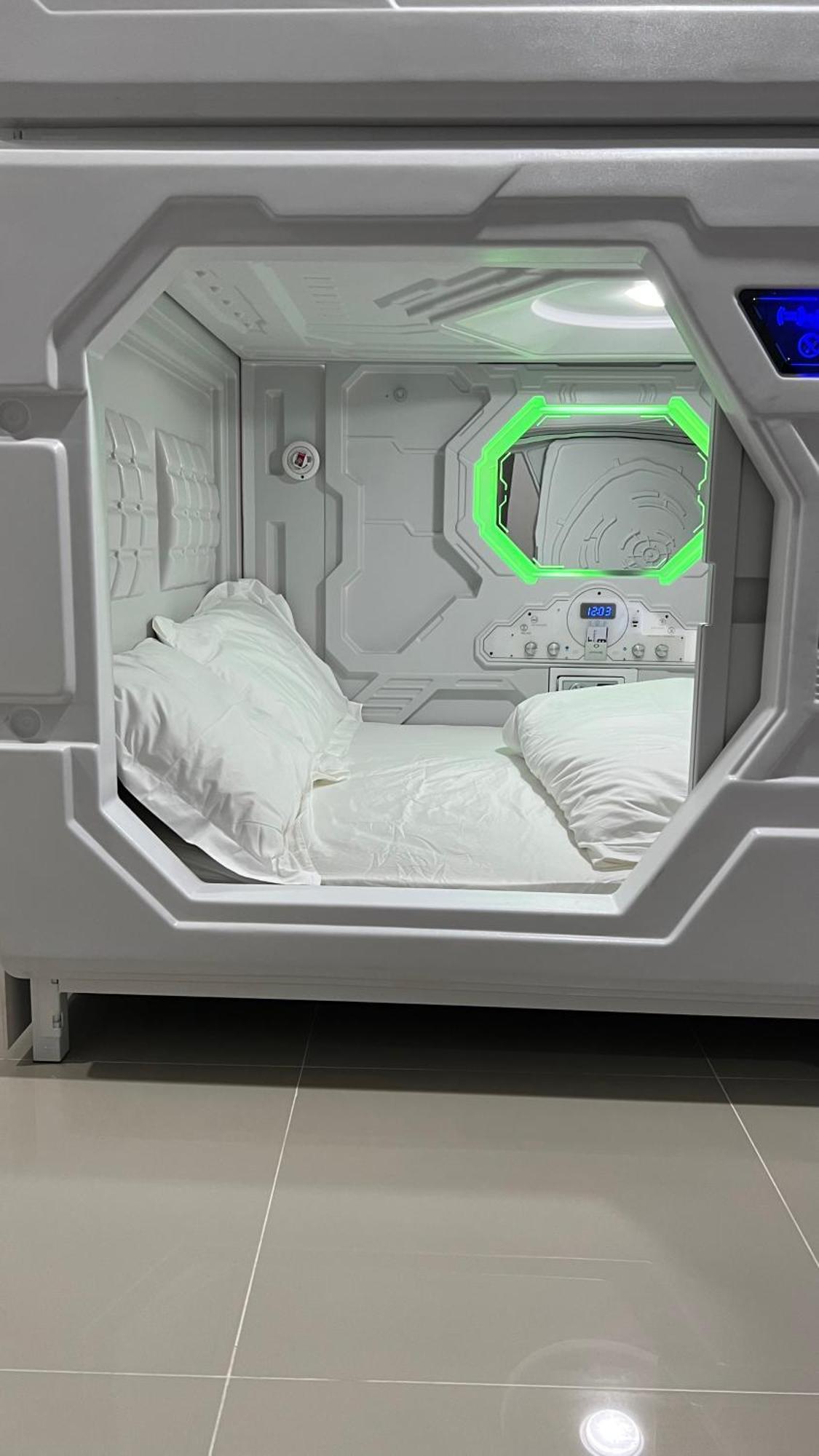 Kiwi Capsule Hotel Bangkok Ngoại thất bức ảnh