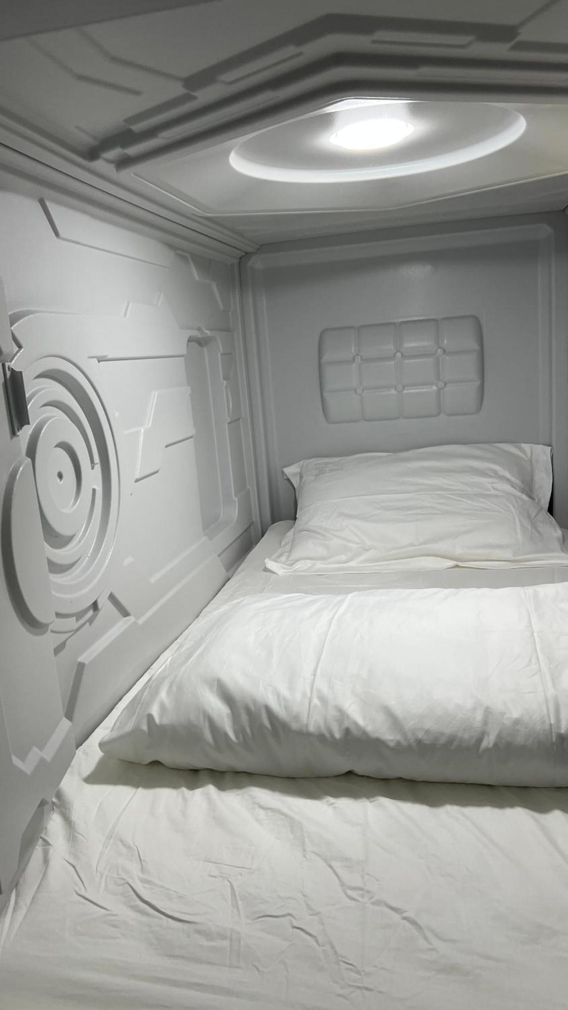 Kiwi Capsule Hotel Bangkok Ngoại thất bức ảnh