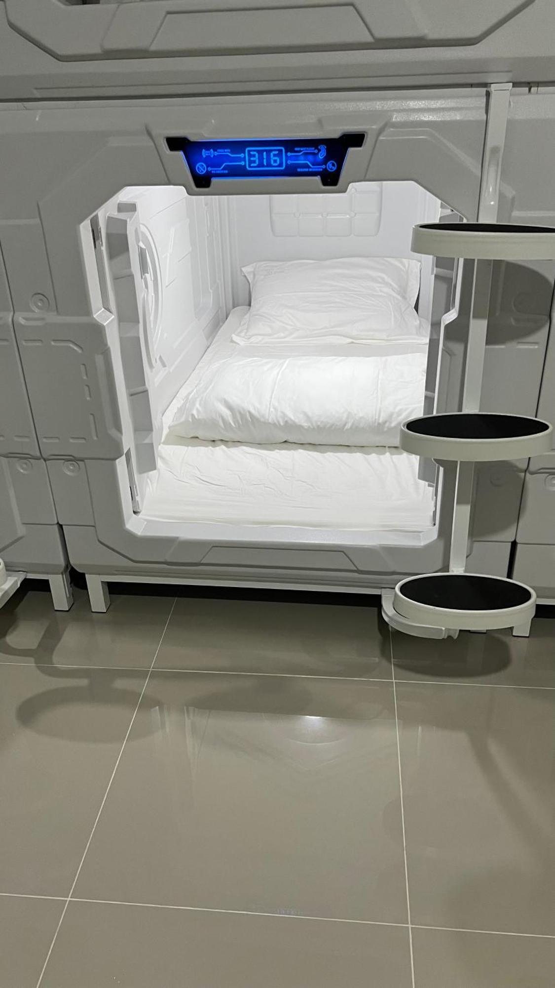 Kiwi Capsule Hotel Bangkok Ngoại thất bức ảnh
