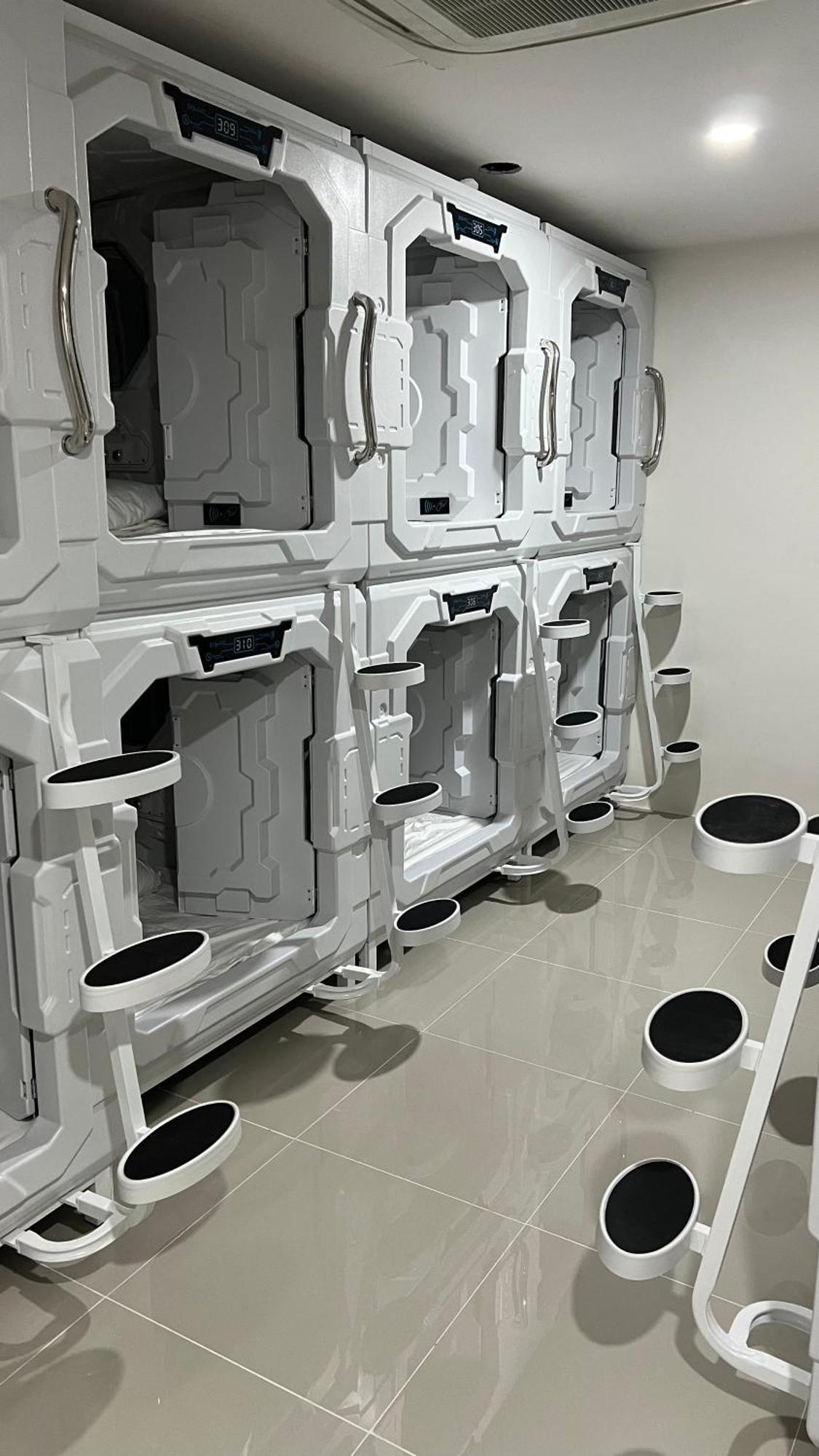 Kiwi Capsule Hotel Bangkok Ngoại thất bức ảnh