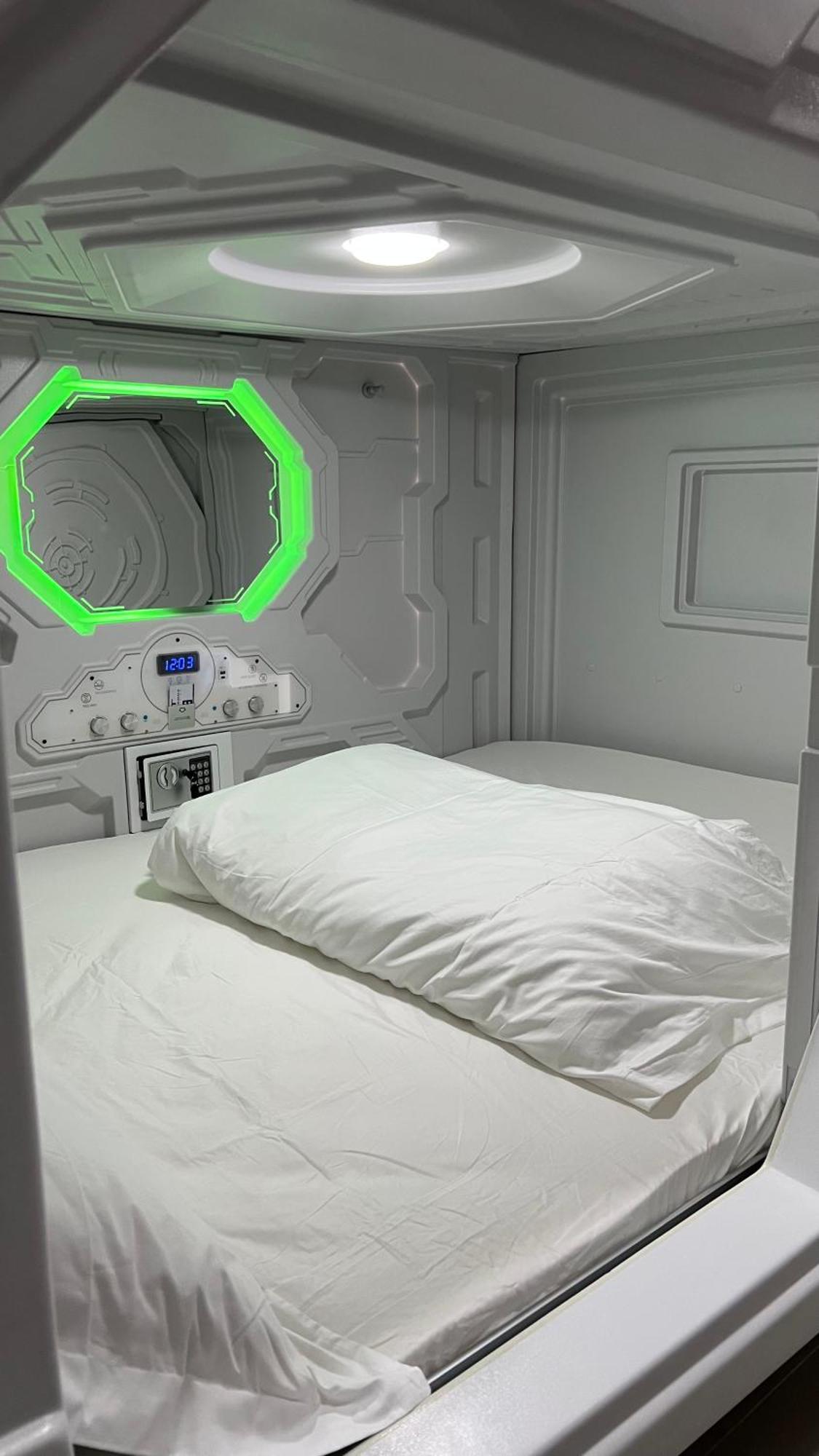 Kiwi Capsule Hotel Bangkok Ngoại thất bức ảnh