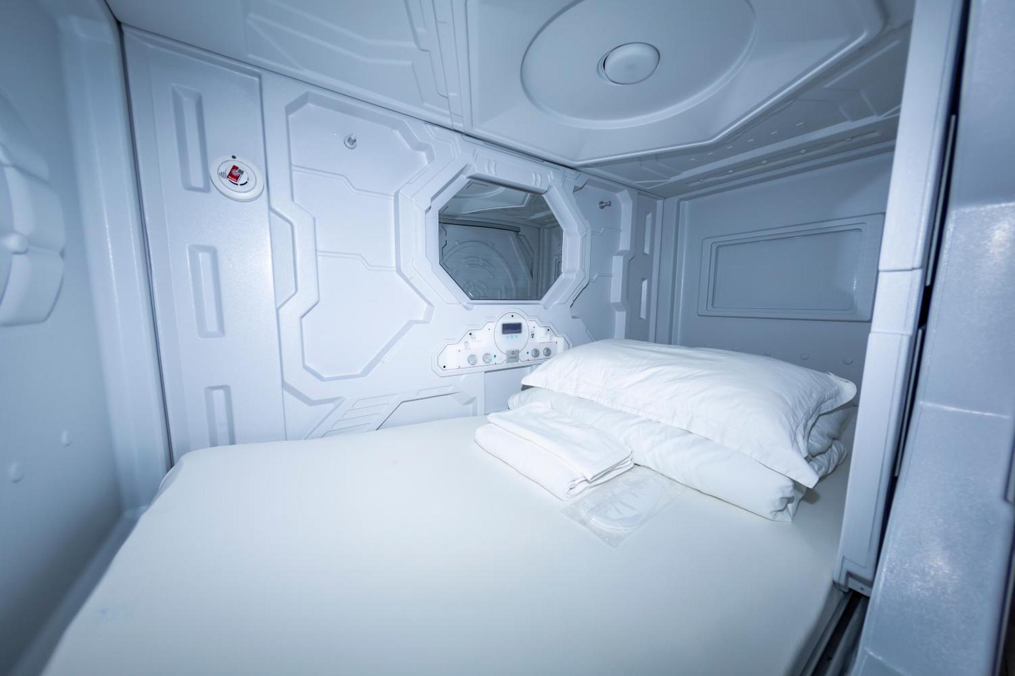 Kiwi Capsule Hotel Bangkok Ngoại thất bức ảnh