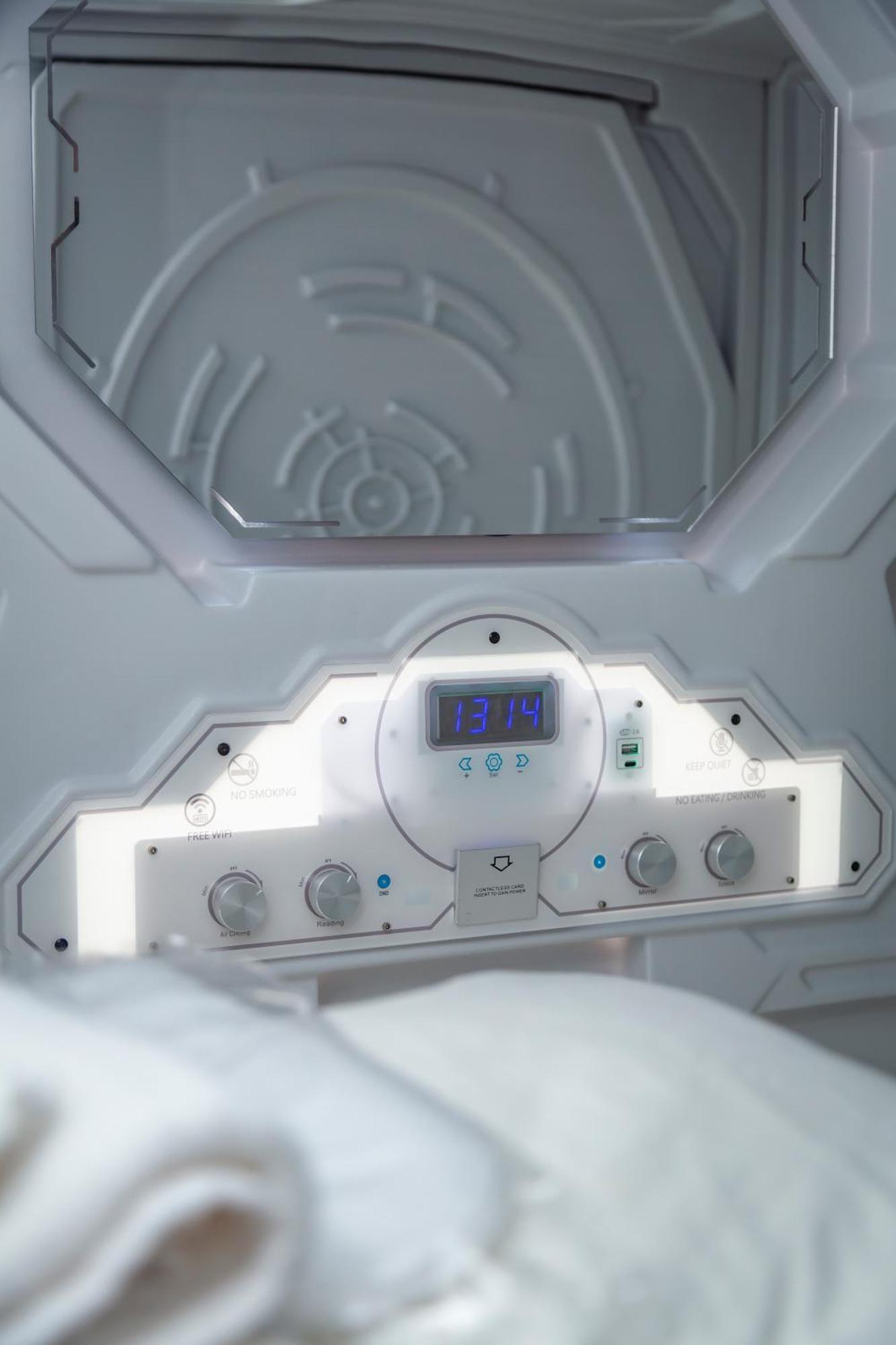 Kiwi Capsule Hotel Bangkok Ngoại thất bức ảnh