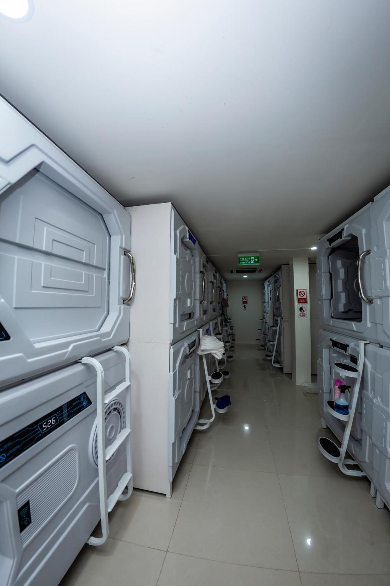 Kiwi Capsule Hotel Bangkok Ngoại thất bức ảnh