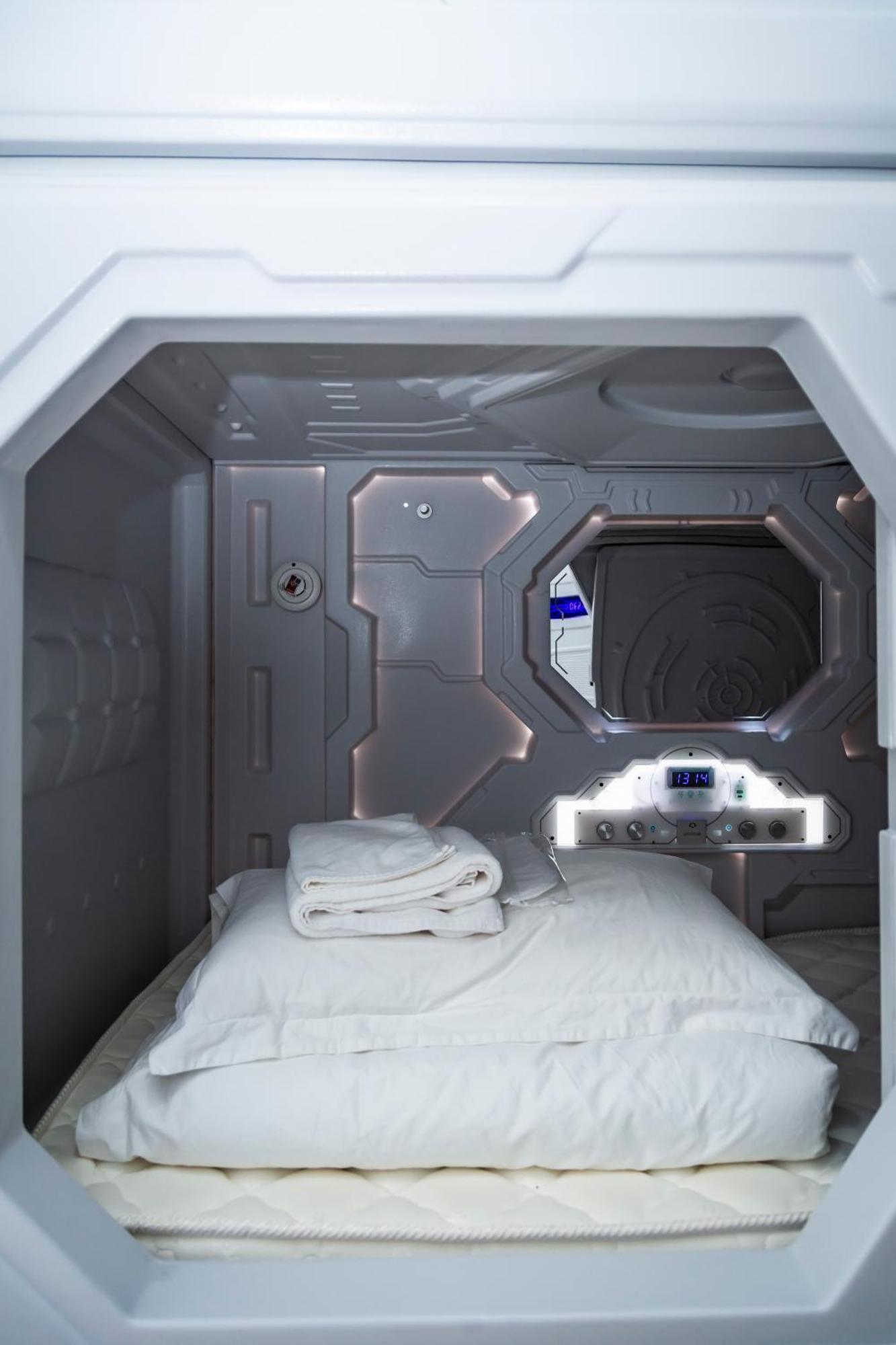 Kiwi Capsule Hotel Bangkok Ngoại thất bức ảnh